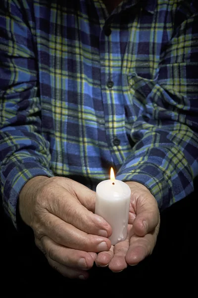 Mãos e vela — Fotografia de Stock