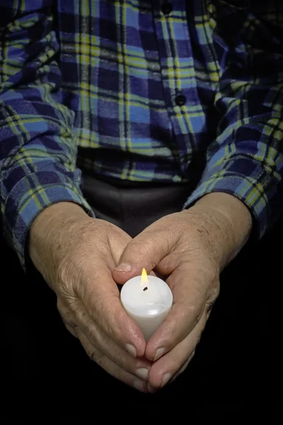 Mani e candele — Foto Stock