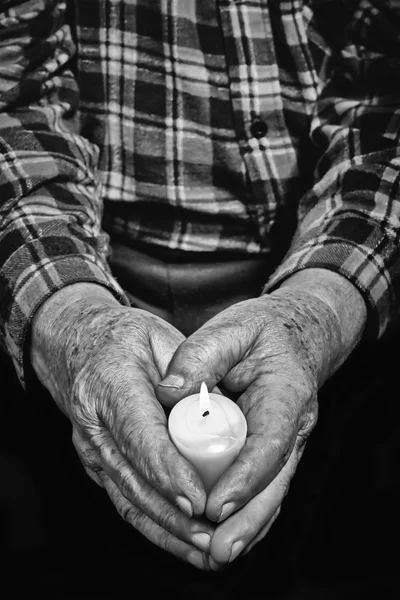 Mãos e vela — Fotografia de Stock