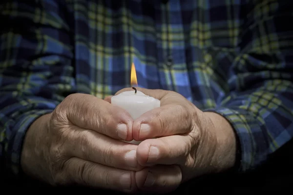 Manos y velas — Foto de Stock