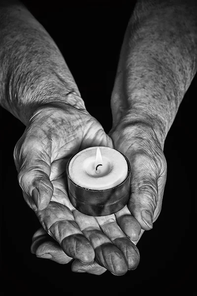 Hände und Kerzen — Stockfoto
