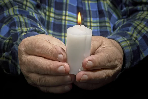 Mãos e vela — Fotografia de Stock