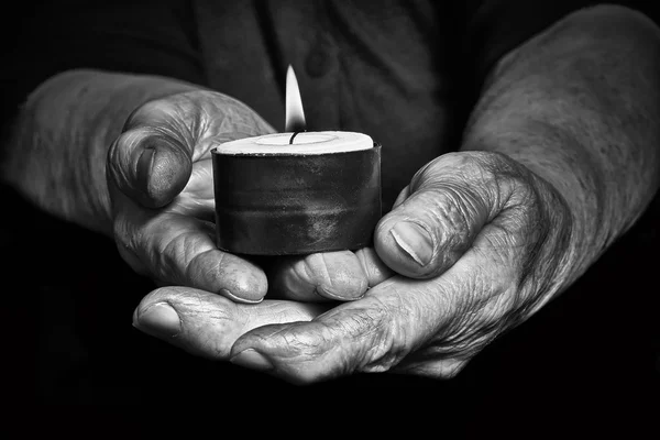 Mani e candele — Foto Stock