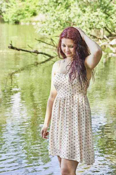 Giovane ragazza in piedi in acqua — Foto Stock