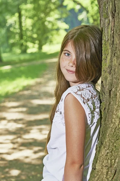 Young girl standing — Stock Photo, Image