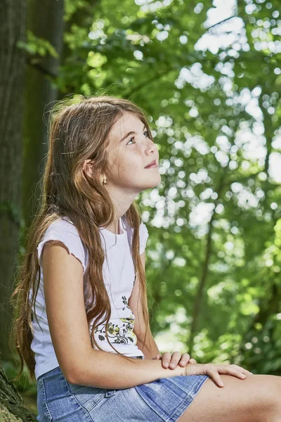 Young girl sitting — Stock Photo, Image