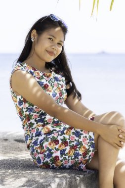 Taş duvarda oturan çekici genç kız