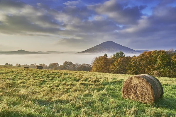 Paisagem montanhosa com nevoeiro — Fotografia de Stock