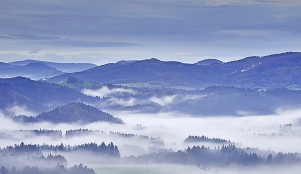 Kopcovitá krajina s mlha — Stock fotografie