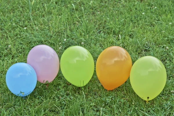 Balões na grama — Fotografia de Stock
