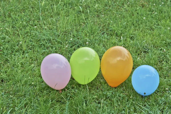 Des ballons sur l'herbe — Photo