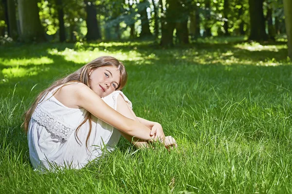 Young girl — Stock Photo, Image