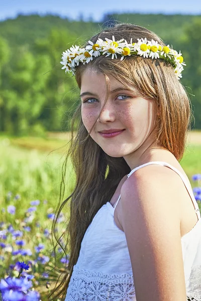 Giovane ragazza e fiori — Foto Stock