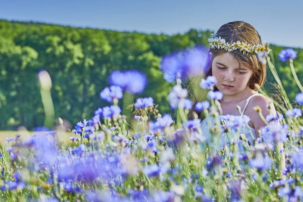 Młoda dziewczyna i kwiaty — Zdjęcie stockowe