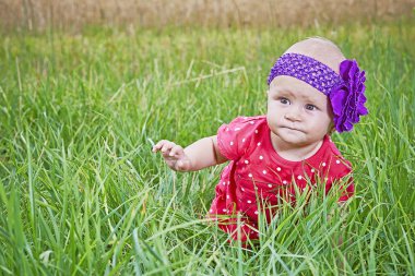 Yürümeye başlayan çocuk görünümünü