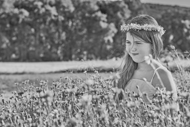 genç kız ve çiçekler