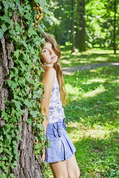 Portrait of young girl — Stock Photo, Image