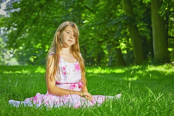 Young girl sitting — Stock Photo, Image