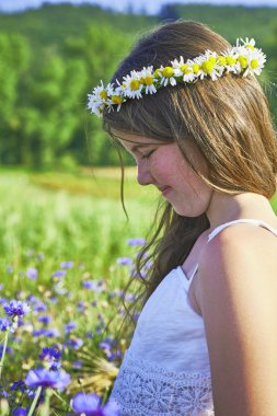 genç kız ve çiçekler