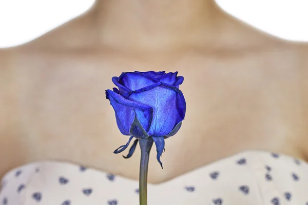 蓝色玫瑰和颈部的女人 — 图库照片