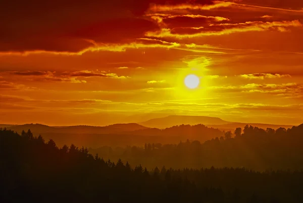 Die untergehende Sonne in einer Landschaft — Stockfoto
