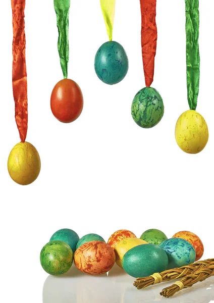 Huevos de Pascua colgando de cintas — Foto de Stock