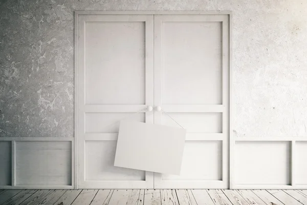 Vyprázdnit interiér s bílými dveřmi a prázdný znak, vycpat se 3d protrhl — Stock fotografie