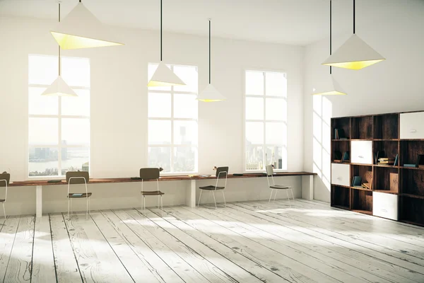 Interno di soleggiato ufficio creativo con pavimento in legno, finestre e — Foto Stock
