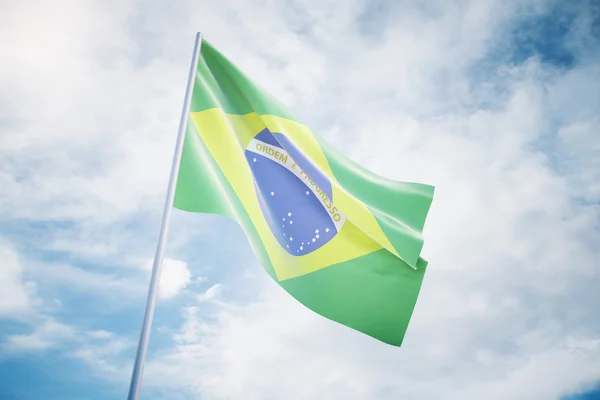 A háttérégbolt hullámzó brazil zászlóval — Stock Fotó