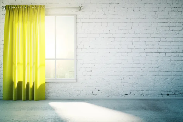 Prázdné bílé zdi se žlutý závěs a betonovou podlahu, vycpat se — Stock fotografie