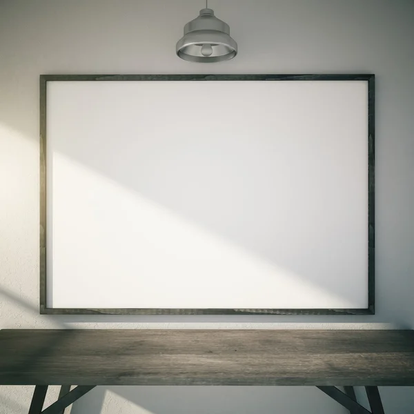 Quadro de imagem em branco com luz solar acima da mesa de madeira e lâmpada, m — Fotografia de Stock