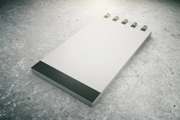 Bloc de notas en blanco en el suelo de hormigón, 3D Renderizado, maqueta — Foto de Stock