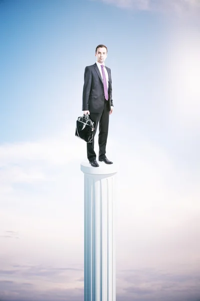 Empresário no pedestal — Fotografia de Stock