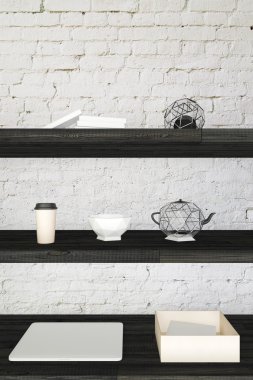 Beyaz tuğla raflarda