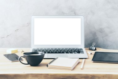 Bir tahta levha ile kahve fincanı, ekranda boş dizüstü dizüstü bir