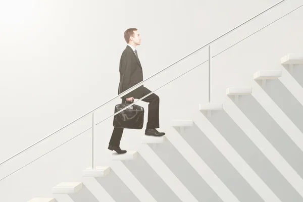 Escaleras blancas con hombre de negocios — Foto de Stock
