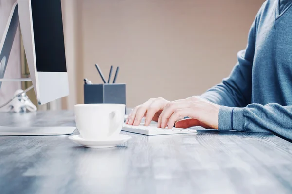 Kaffe och skriva händer — Stockfoto