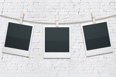 Polaroids beyaz tuğla üzerinde