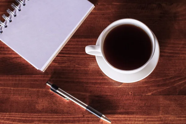 Kaffee und leerer Notizblock — Stockfoto