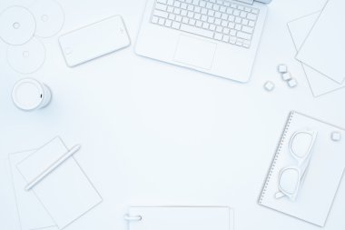 Beyaz masa boş yerde