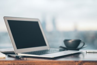 Laptop ve kahve masada.