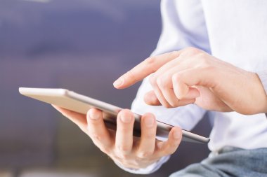 Smartphone kullanarak eller
