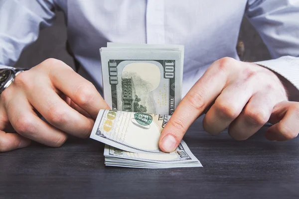 Επιχειρηματίας μετρώντας δολάρια — Φωτογραφία Αρχείου