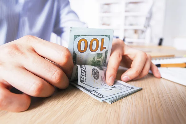 Tellen van geld op lichte desktop — Stockfoto