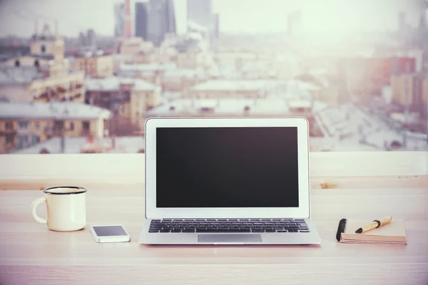 Vista em branco da cidade do laptop — Fotografia de Stock