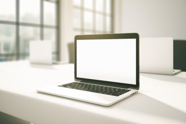 Office tarafında boş dizüstü bilgisayar