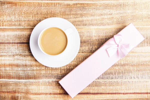 Cadeau en koffie terug naar boven — Stockfoto