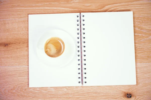Bloco de notas e tampo de café — Fotografia de Stock
