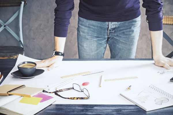 Homme appuyé sur le bureau — Photo