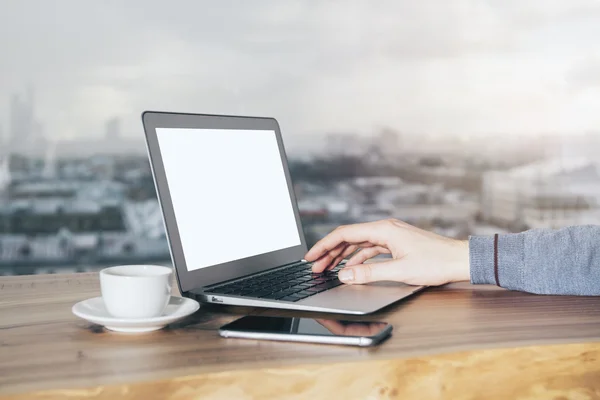 Laptop branco em branco com a mão — Fotografia de Stock